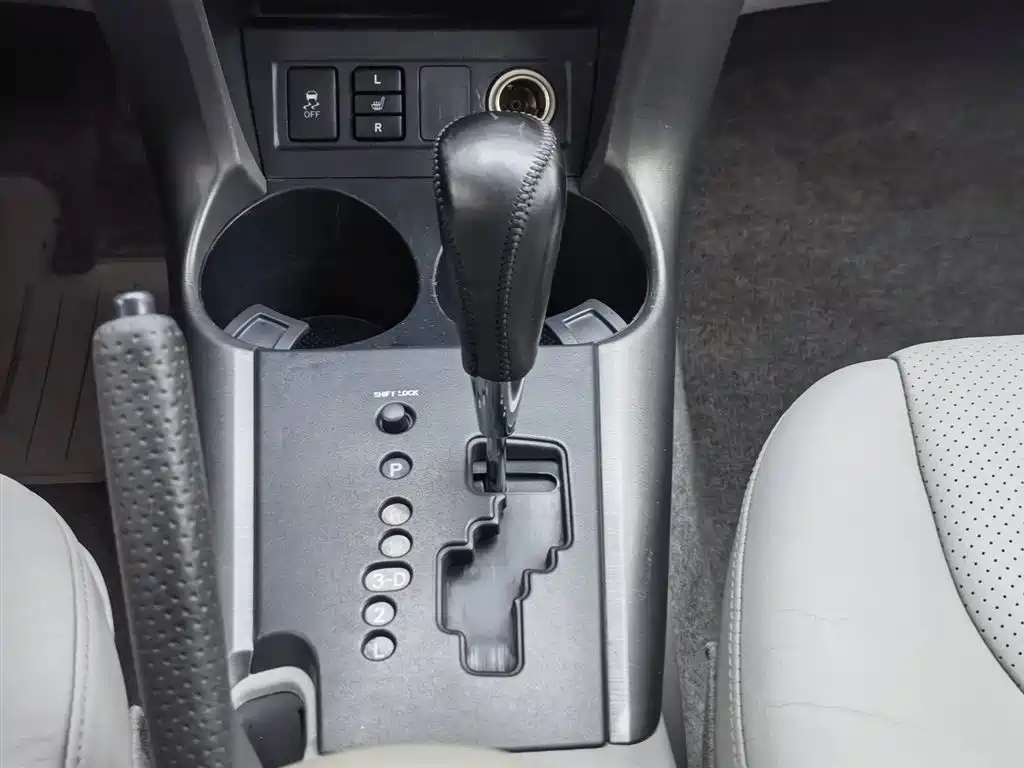 Toyota RAV4 Rongfang 2010 2.0L Automatic Luxury Upgrade Edition фото 13