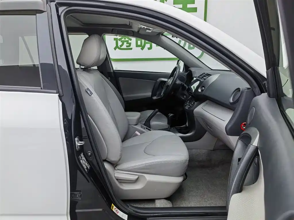 Toyota RAV4 Rongfang 2010 2.0L Automatic Luxury Upgrade Edition фото 23