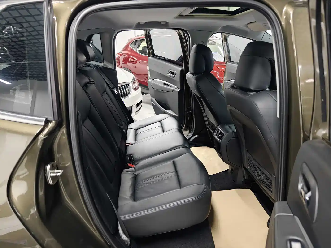 Peugeot 3008 2016 2.0L Automatic Standard Edition фото 8