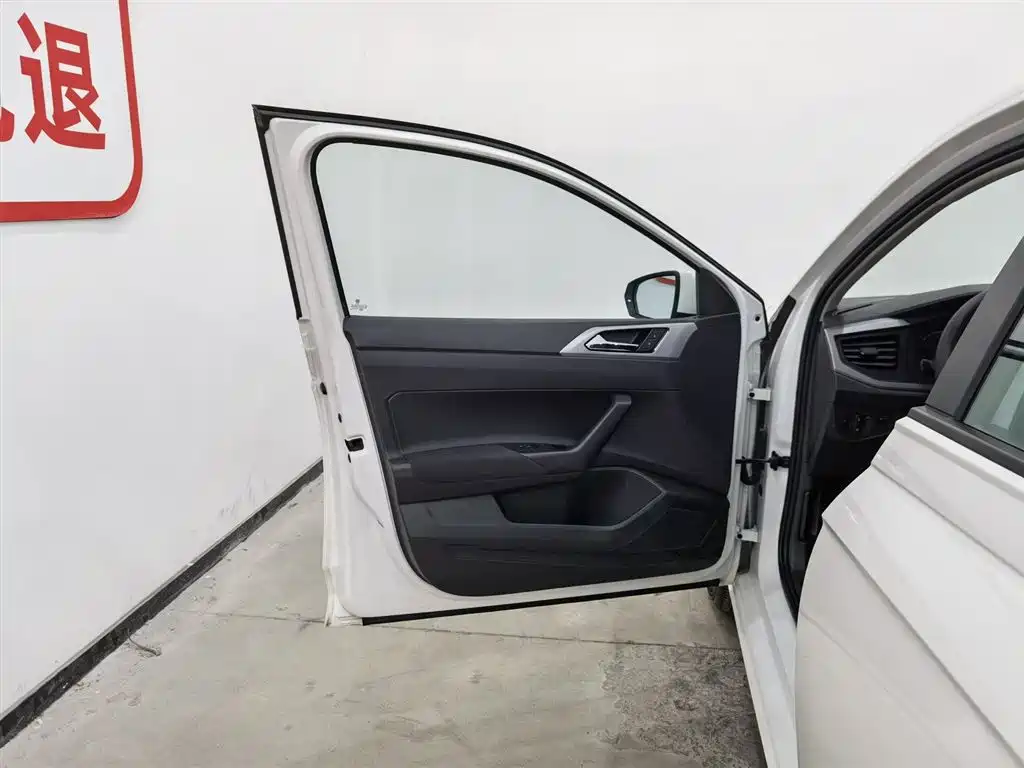 Volkswagen Polo 2019 Plus 1.5L Automatic Panorama Enjoyment Edition фото 8