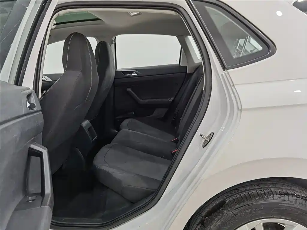 Volkswagen Polo 2019 Plus 1.5L Automatic Panorama Enjoyment Edition фото 15