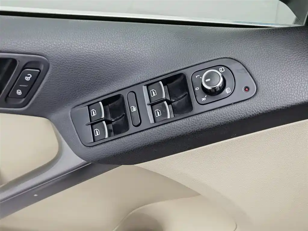 Volkswagen Tiguan 2010 2.0TSI Automatic 4WD Elite фото 9