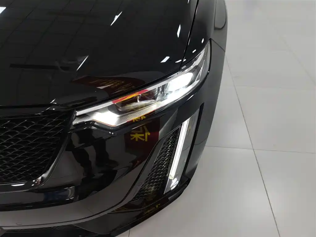 CADILLAC XT6