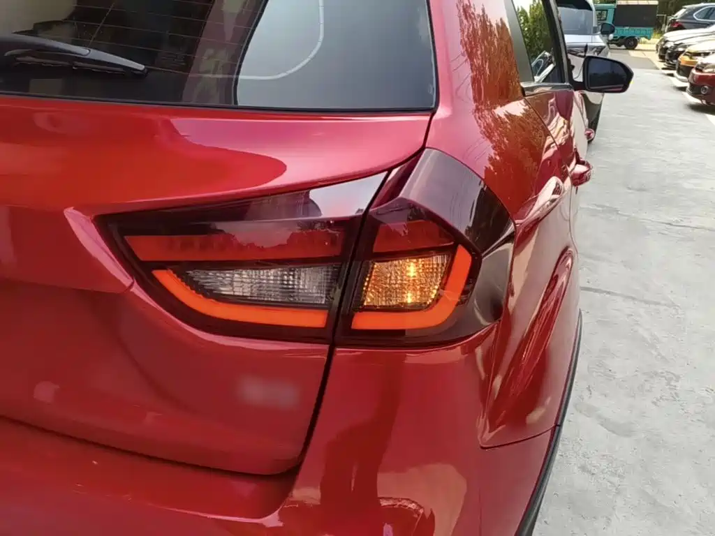 Фото 8 - Geely Vision X3