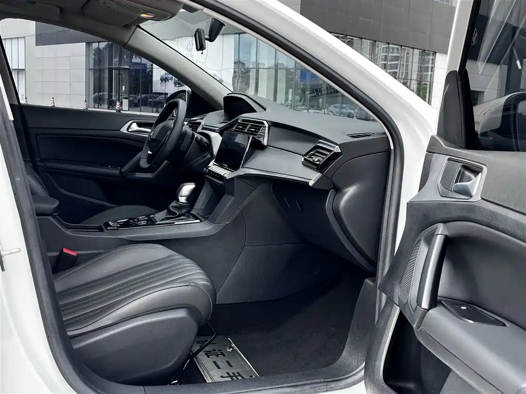 صورة 17 - Peugeot 408