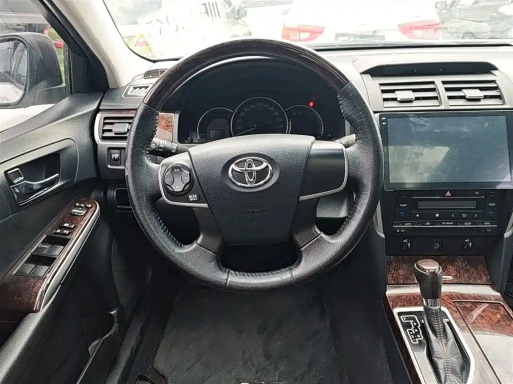 Toyota Camry 2016 2.0G 10th Anniversary Leading Edition фото 11