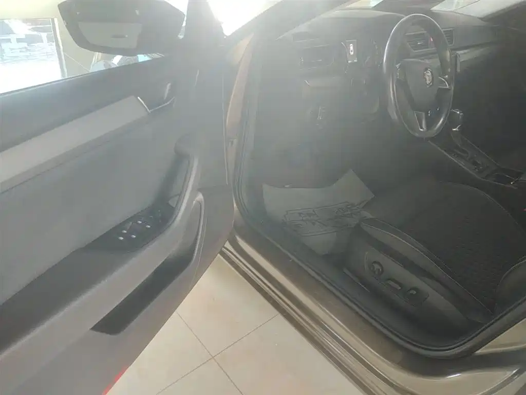 Škoda Superb 2016 TSI330 DSG Pioneer Edition фото 16