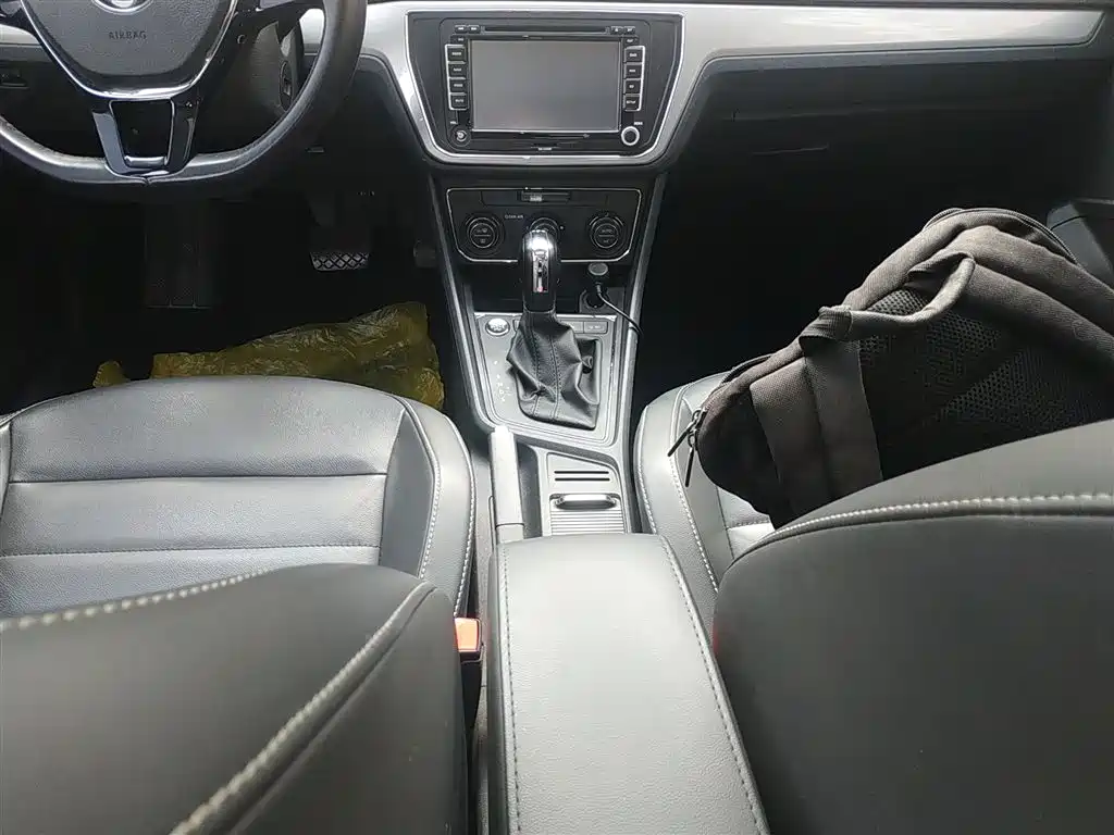 Volkswagen Lavida Tour 2017 180TSI DSG Comfort Edition фото 10