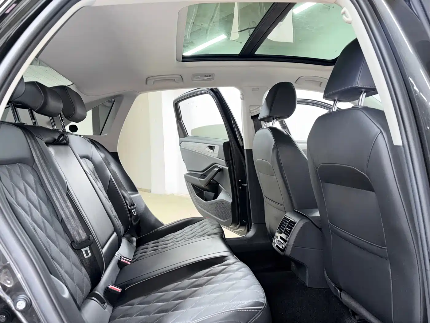 Volkswagen Sagitar 2023 Model Year 280TSI DSG Surpass Edition фото 10