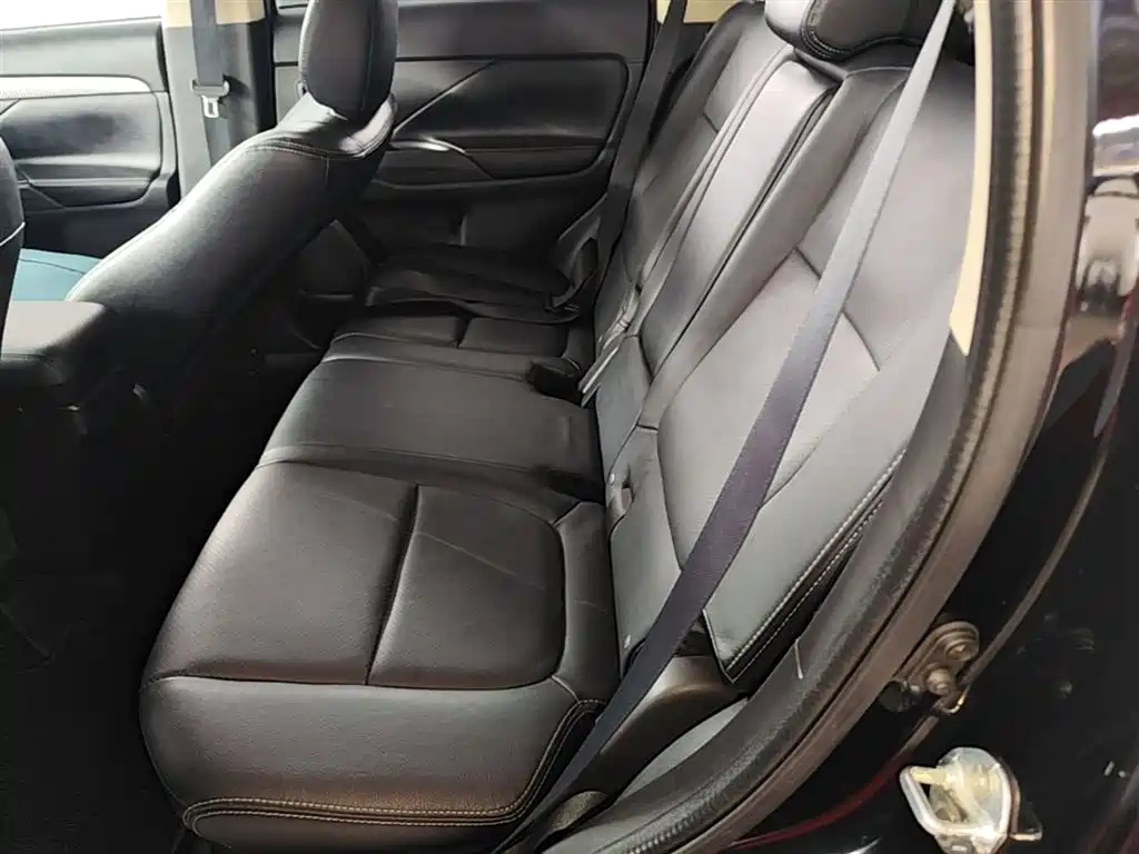 Mitsubishi Outlander (Import) 2014 2.4L 4WD Luxury Value Edition 5-seater фото 17