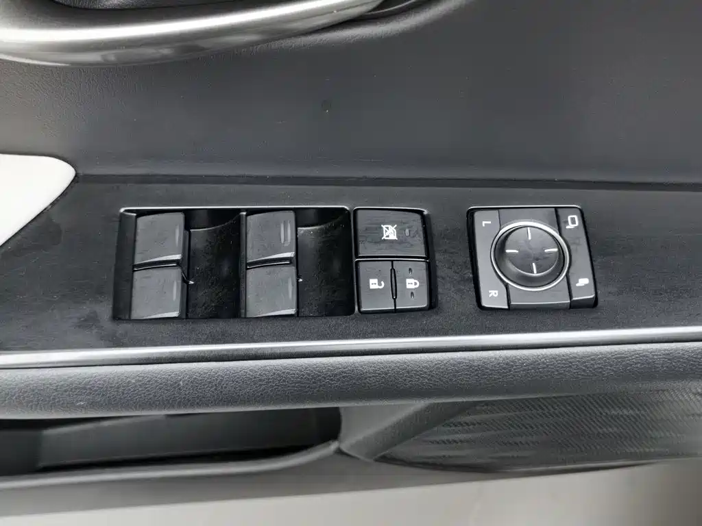 Фото 9 - Lexus UX