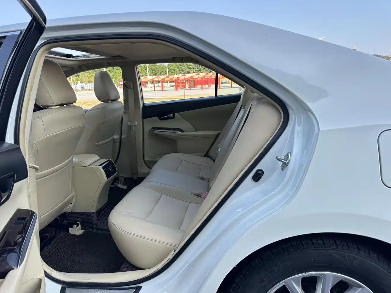Toyota Camry 2016 2.0E 10th Anniversary Elite Edition фото 6
