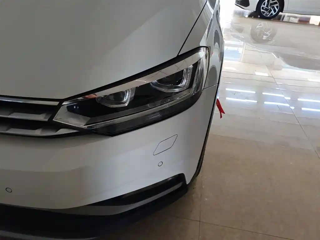 Volkswagen Touran 2018 Touran L 280TSI DSG Frontier Edition 6-Seater China V фото 24