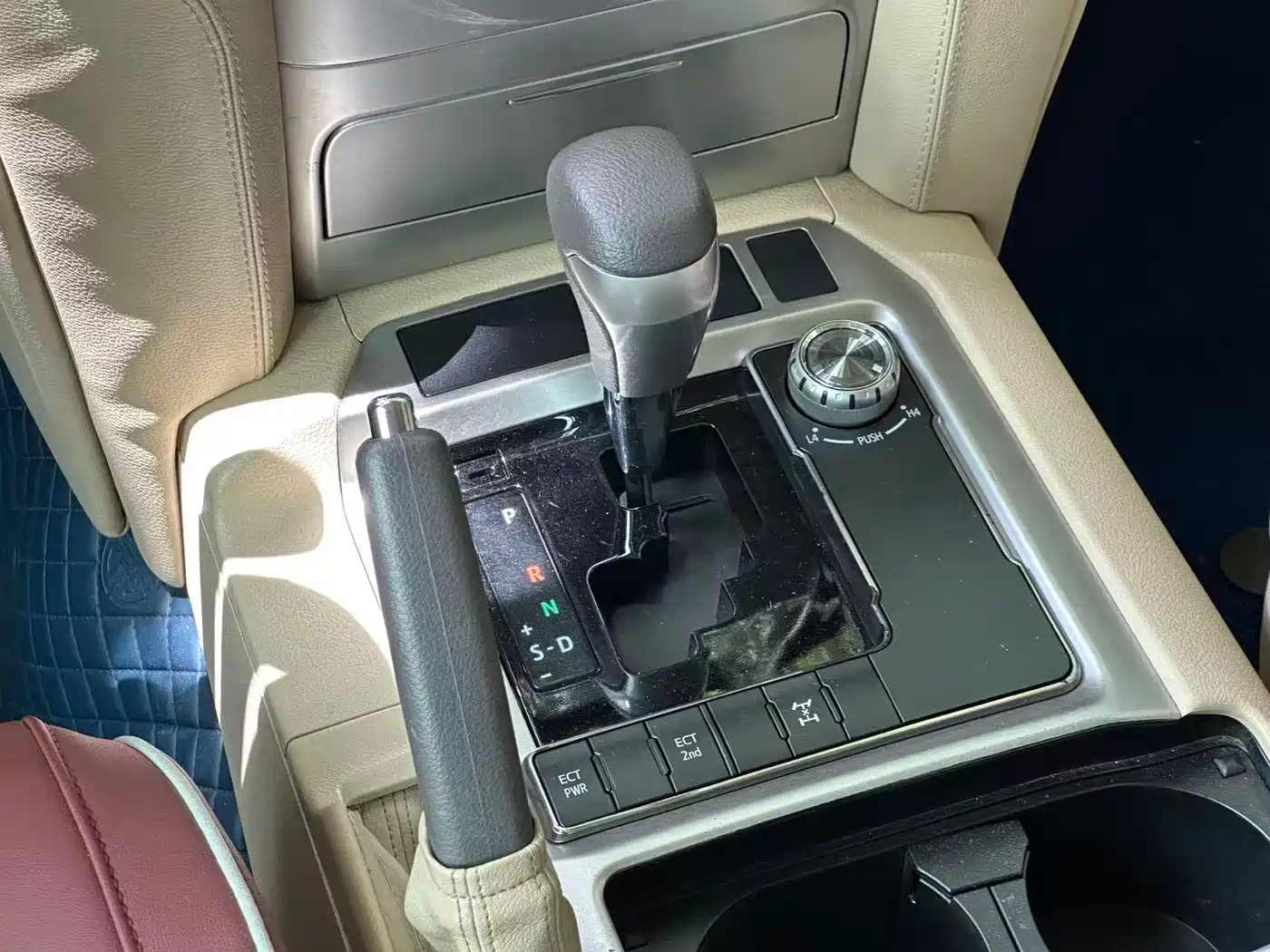 Toyota Land Cruiser (Import) 2015 4.0L V6 Middle East Low Configuration Edition фото 10