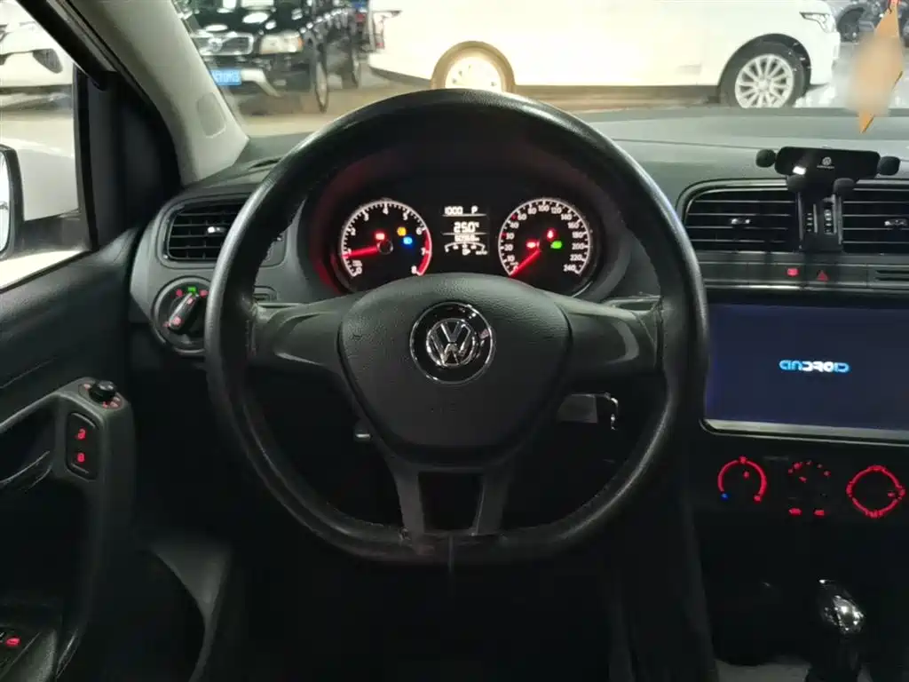 Volkswagen Polo 2016 1.4L Automatic Trend фото 11
