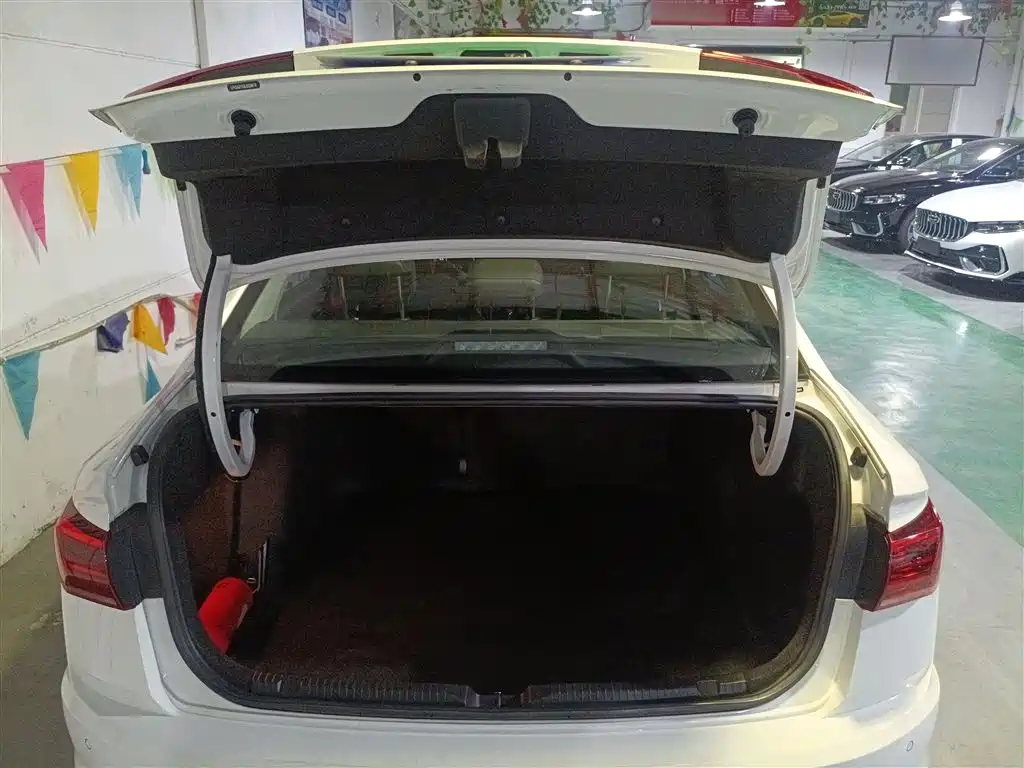 VOLKSWAGEN BORA