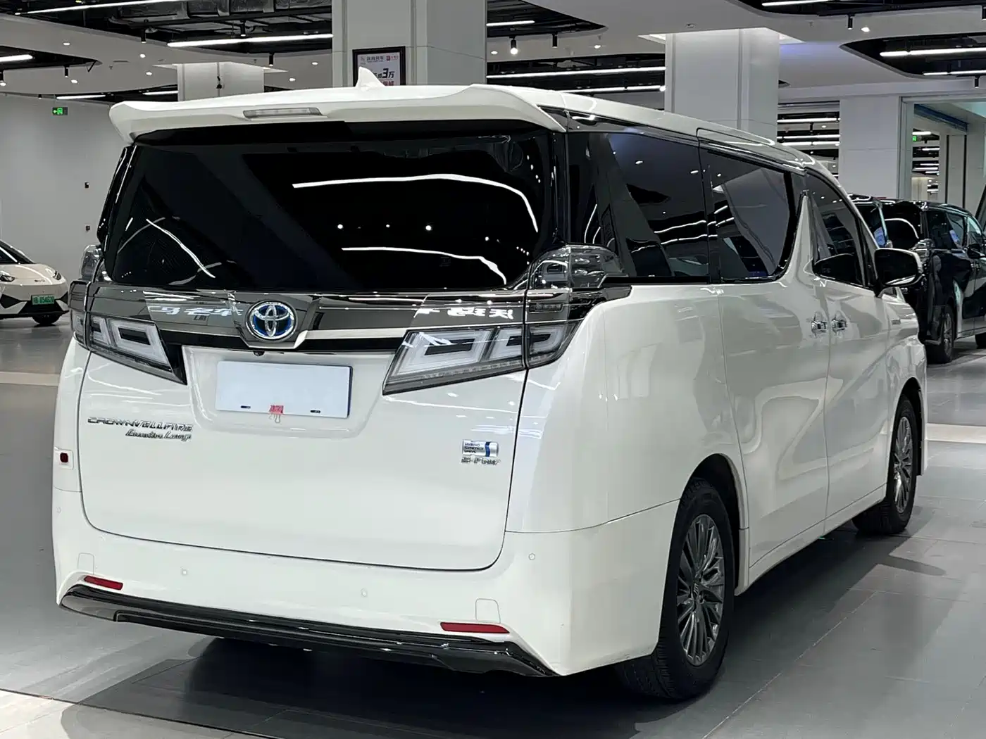 Toyota Vellfire 2021 Crown Hybrid 2.5L HV Premium Edition фото 4