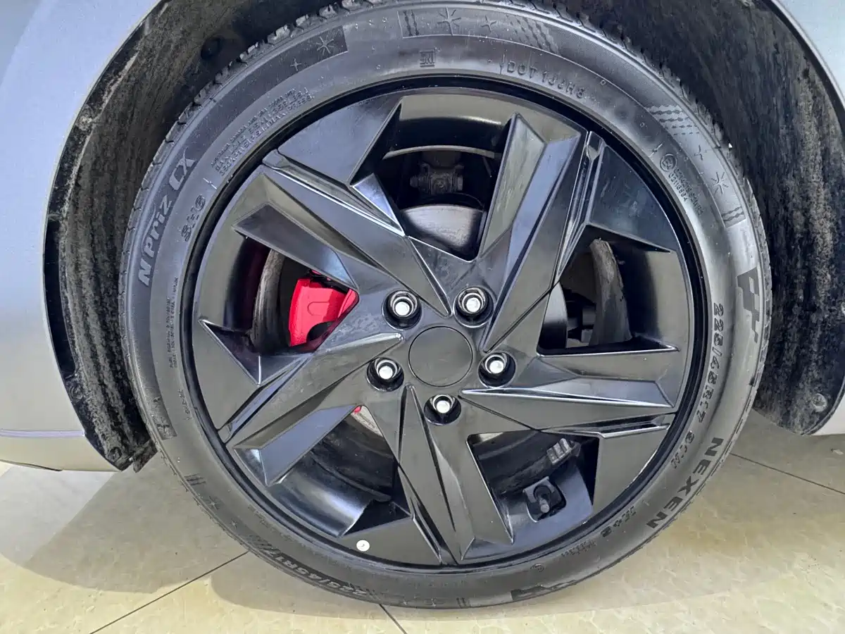 Hyundai Elantra 2022 1.5L CVT LUX Premium Edition фото 26