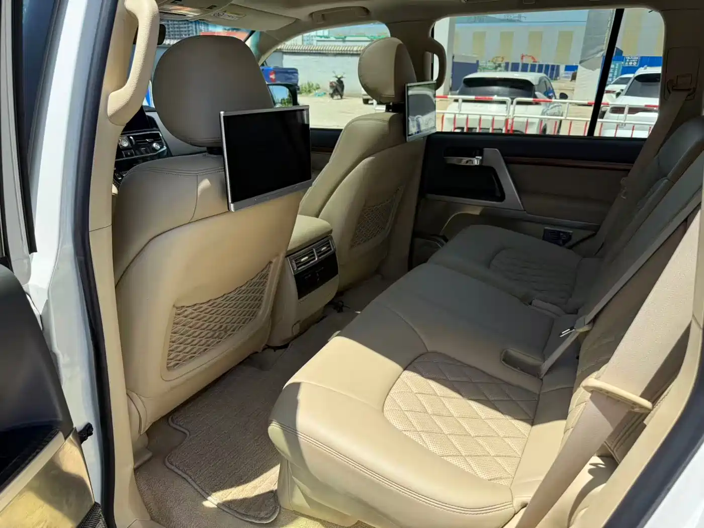 Toyota Land Cruiser (Import) 2015 4.6L V8 Middle East Limited Edition фото 6
