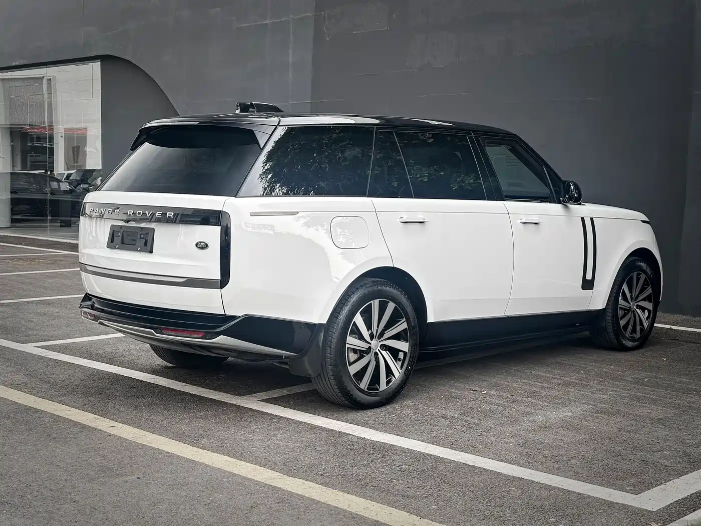 Land Rover Range Rover 2024 3.0 L6 400PS Golden Age Extended 7-Seater фото 5