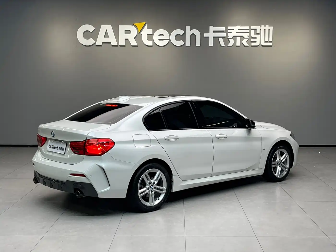 BMW 1 Series 2022 120i M Sport Shadow Edition фото 4