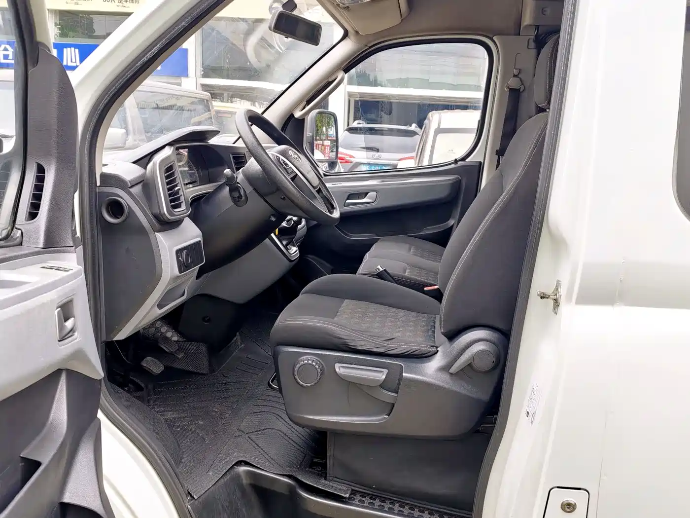 SAIC Maxus Xintu V80 2021 2.0T PLUS Manual Business Travel Edition Long Wheelbase Medium Roof 9 Seats фото 8