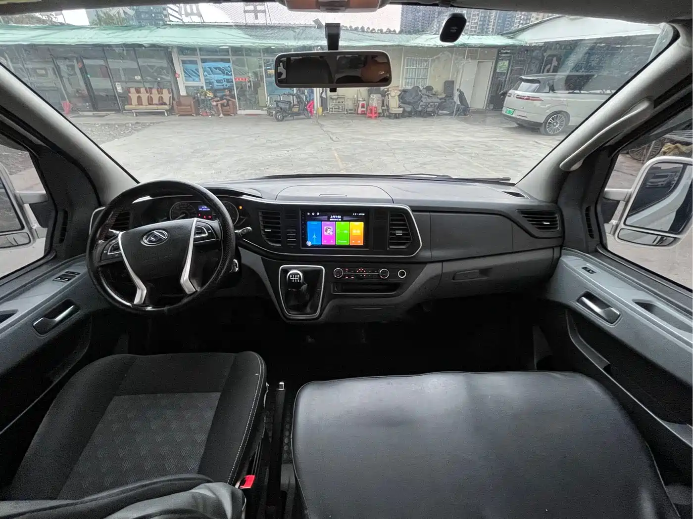 SAIC Maxus Xintu V80 2023 2.0T PLUS Manual Urban Edition Short Wheelbase Ultra-low Roof 7/8/9-seater фото 8