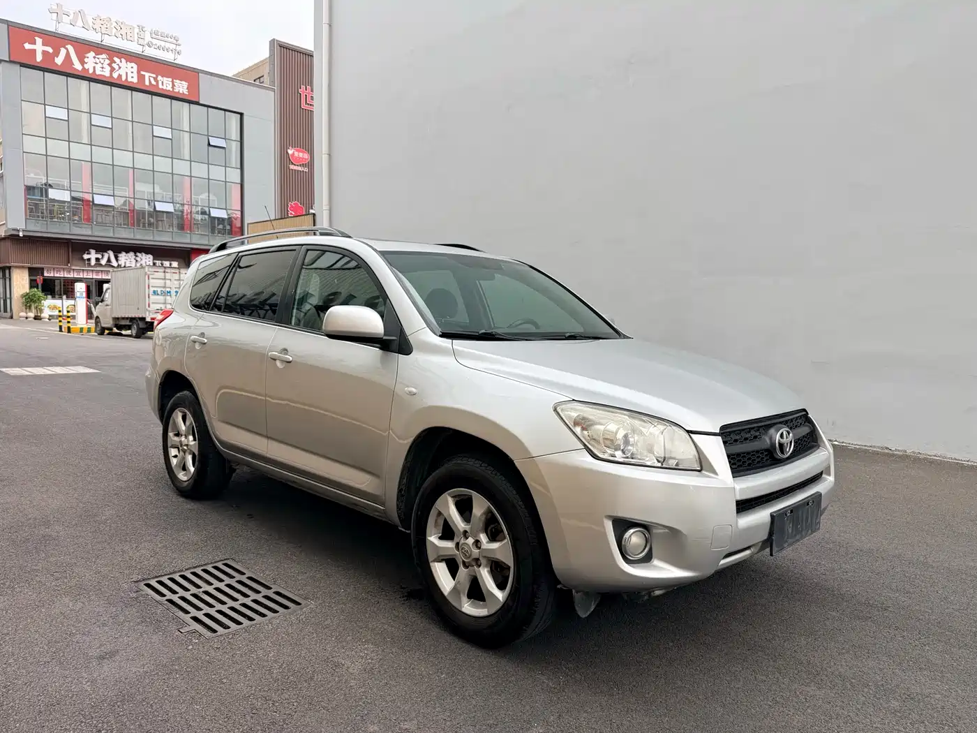 Toyota RAV4 Rongfang 2011 2.0L Automatic Luxury Edition фото 3