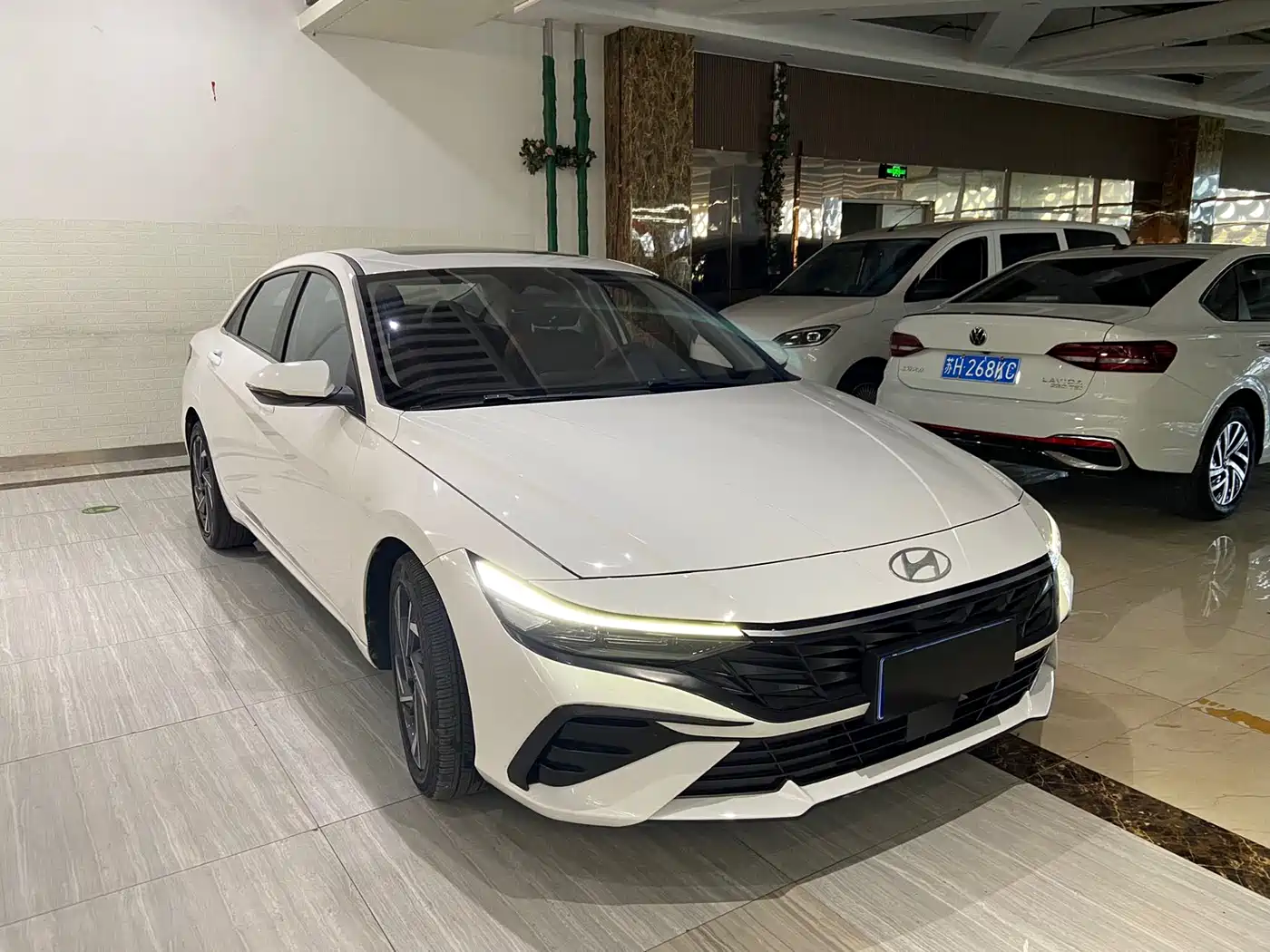 Hyundai Elantra 2023 Model 1.5L CVT LUX Premium Edition фото 3