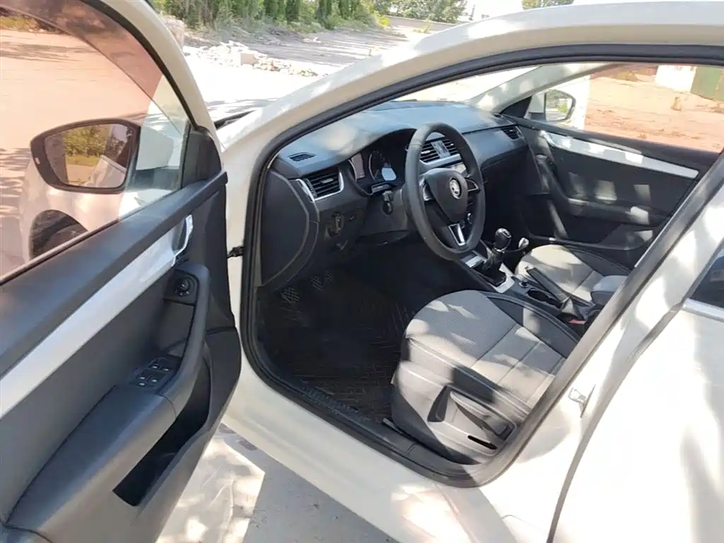 Škoda Octavia 2017 1.6L Manual ChuangXing фото 16