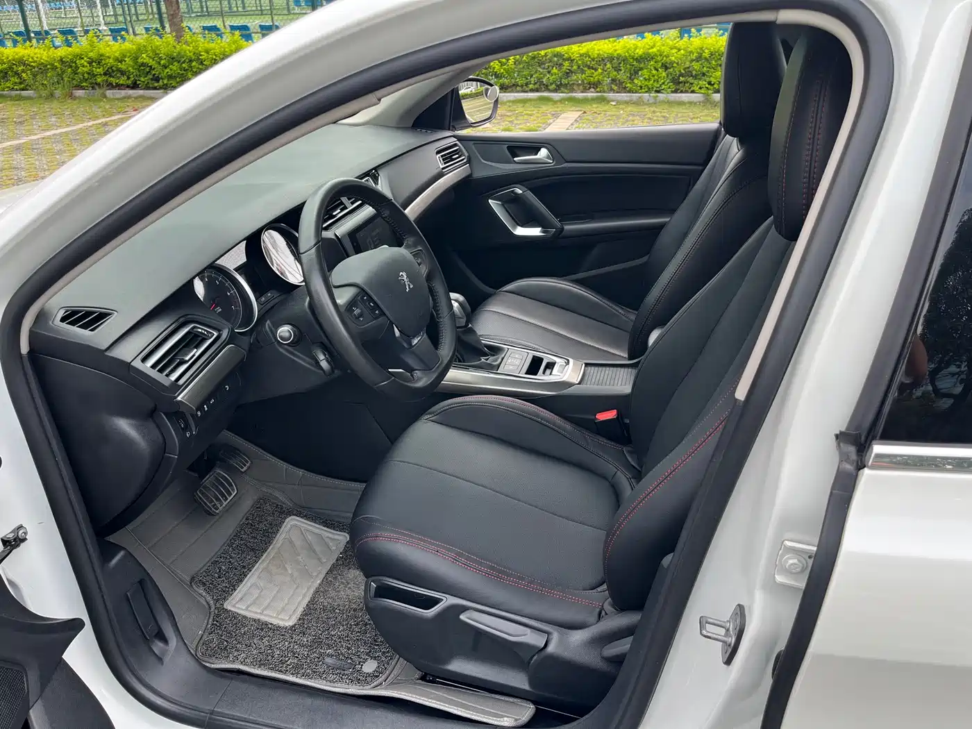 Peugeot 408 2016 1.6T Automatic Luxury Edition фото 8