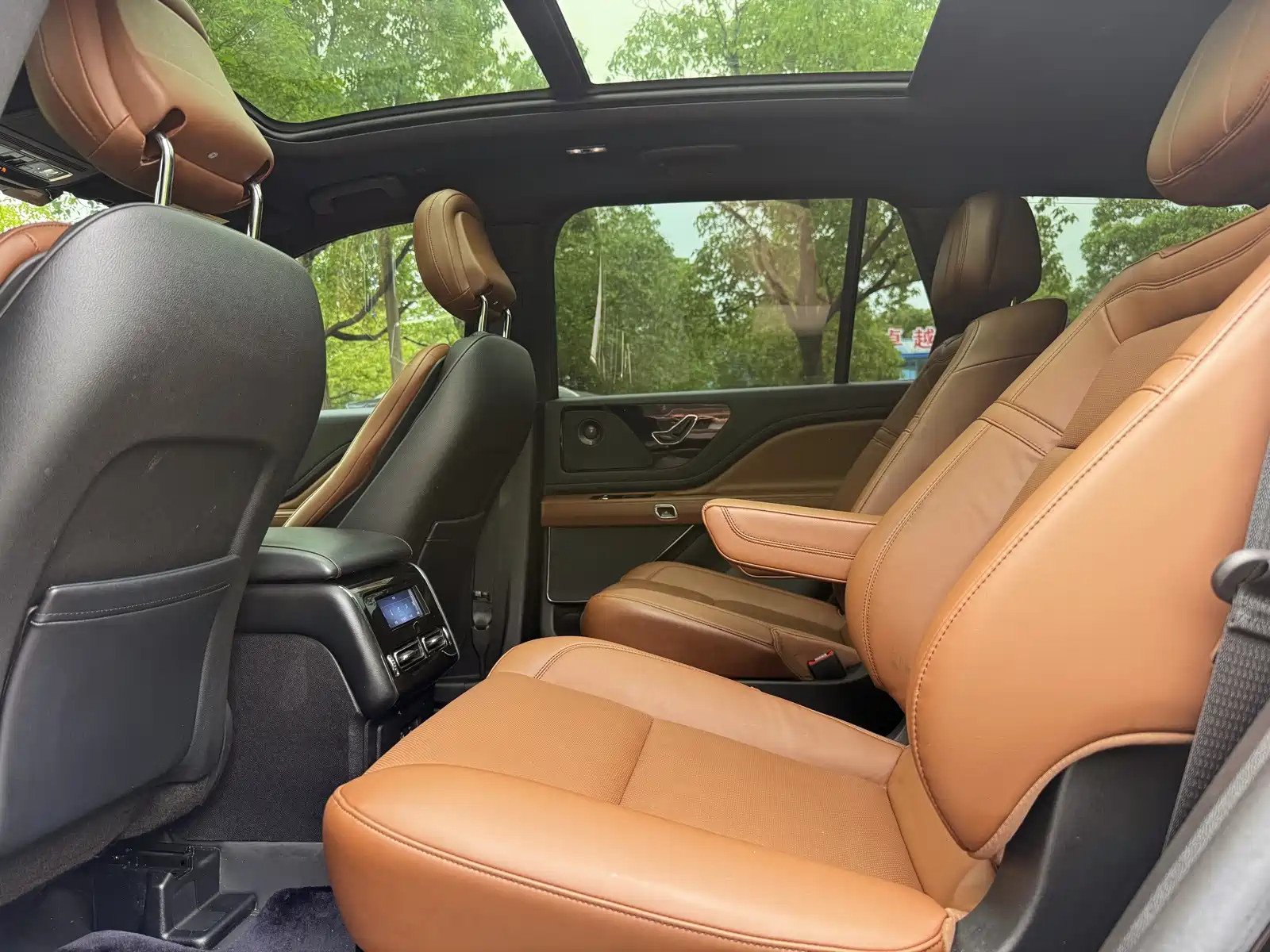 Photo 11 - Lincoln Aviator