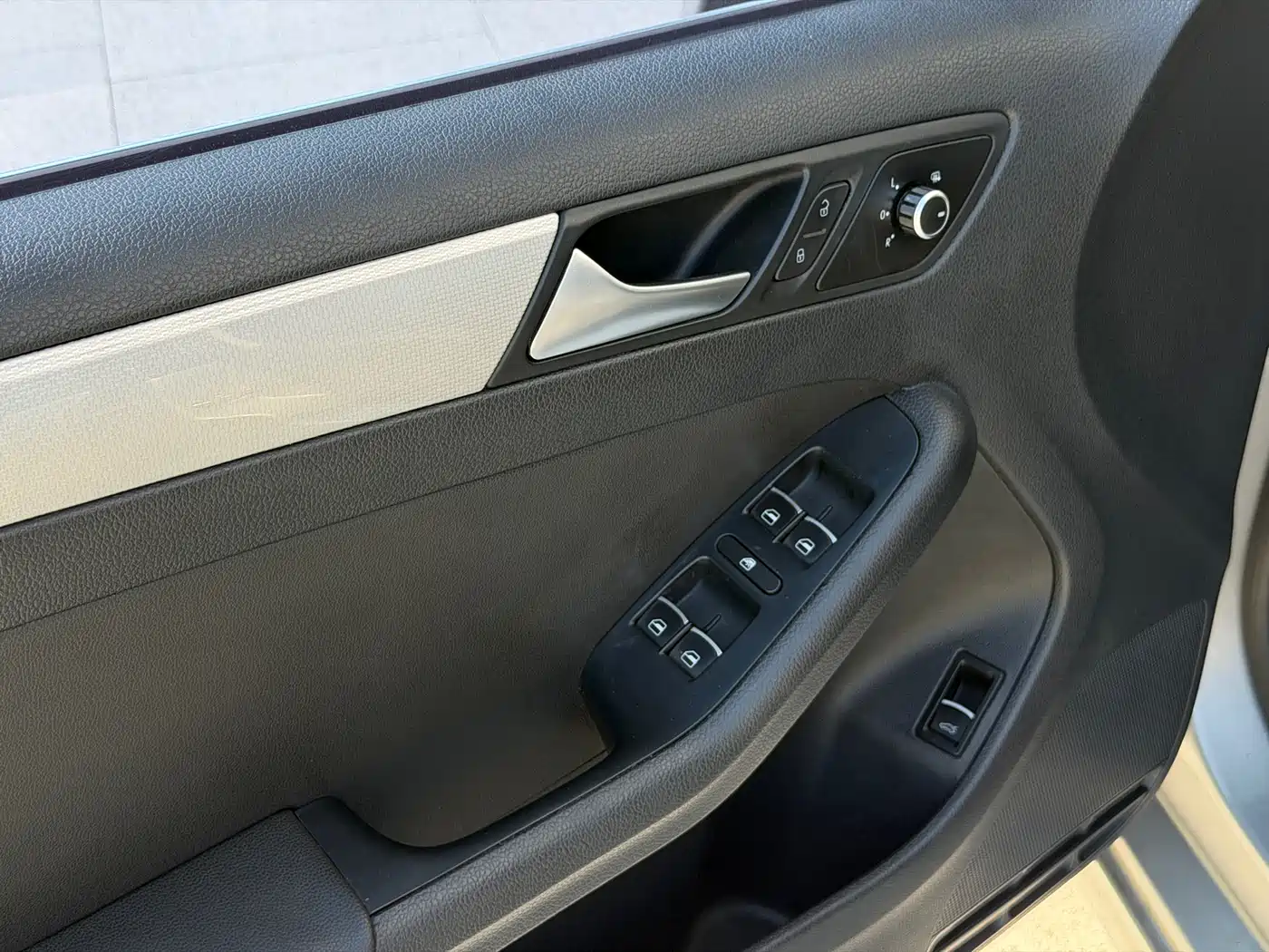 Volkswagen Sagitar 2015 1.6L Automatic Comfort фото 9