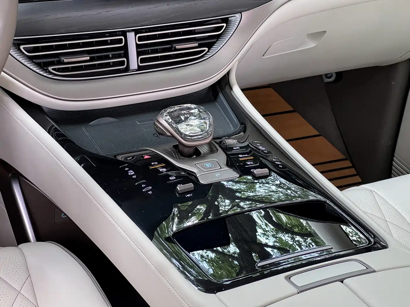 Denza D9 2022 DM-i 970 AWD Flagship фото 18