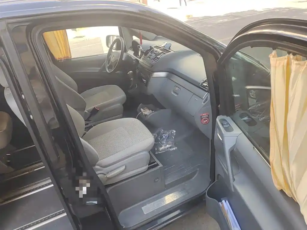 Mercedes-Benz Vito 2011 2.5L 7-Seat Executive Edition фото 20