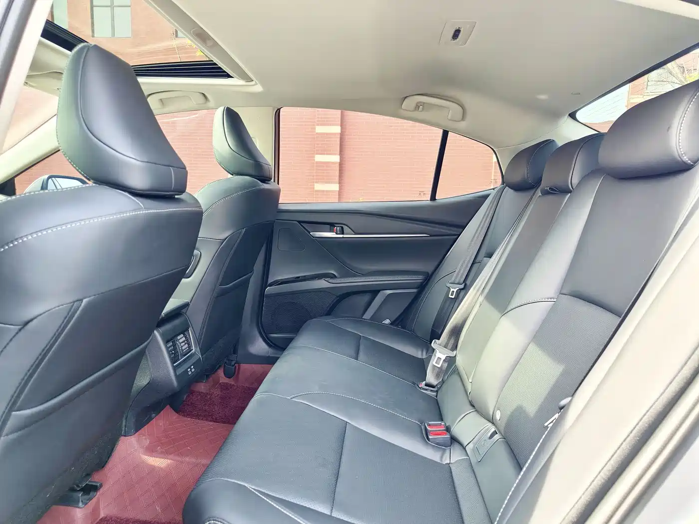 Toyota Camry 2026 Hybrid 2.0HSE Sport Lite Edition фото 6