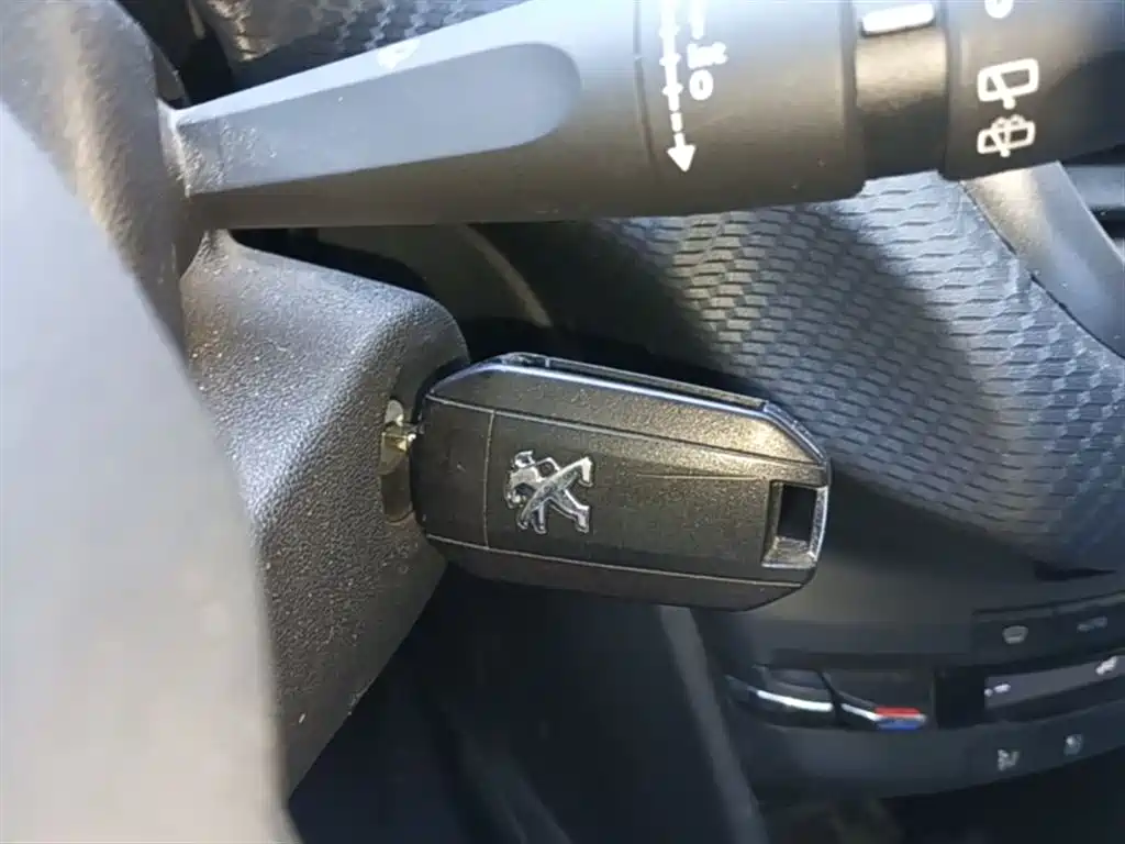 Peugeot 2008 2014 1.6L Automatic Fashion Edition фото 9