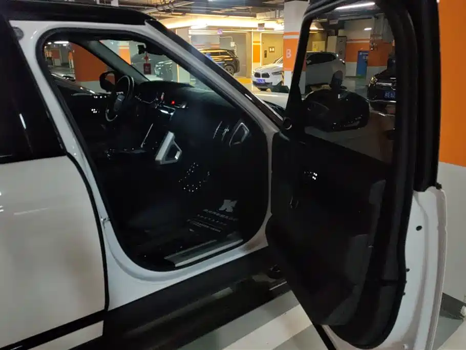 Land Rover Range Rover 2021 3.0 L6 Heritage Extended Classic Edition фото 8