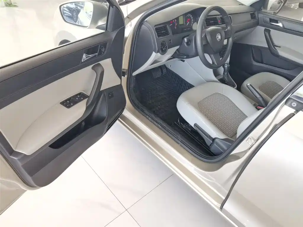 Škoda Rapid 2015 1.6L Automatic Smart Selection фото 16