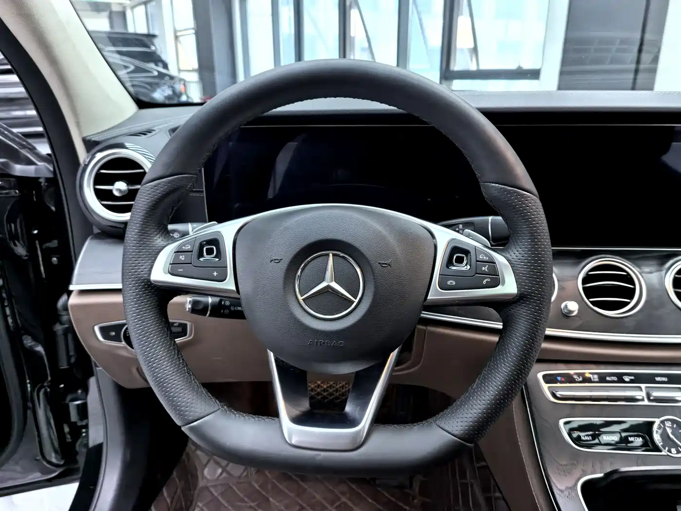 Mercedes-Benz E-Class 2016 E 200 L Sport Type фото 4