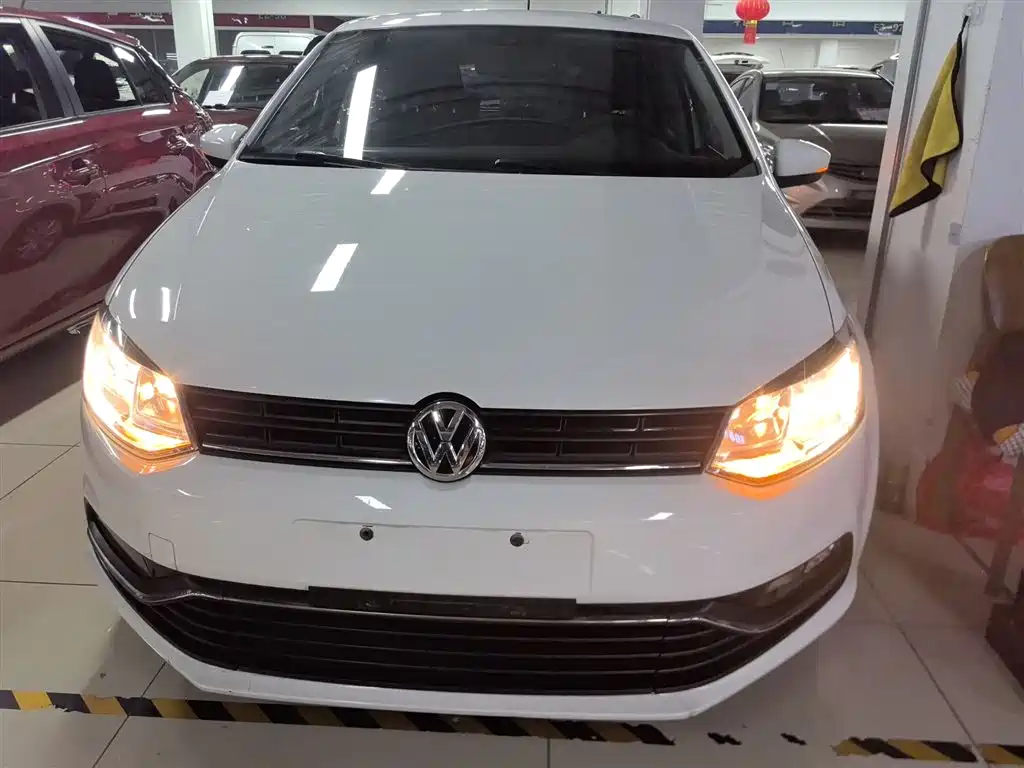Volkswagen Polo 2014 1.6L Automatic Comfort Edition фото 3