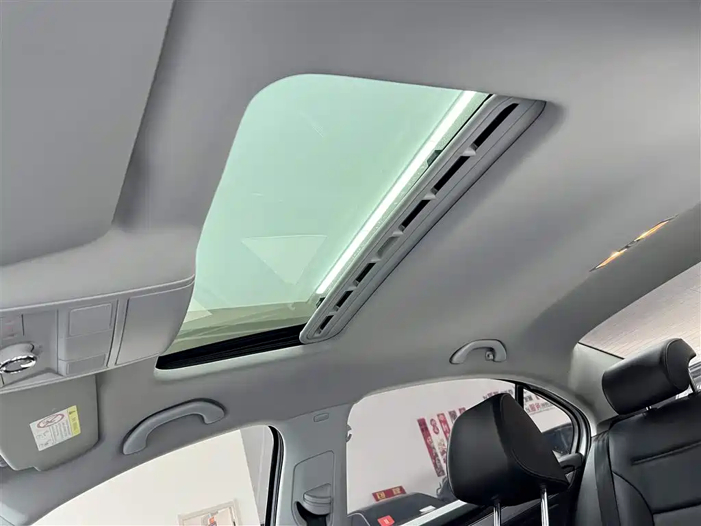 Volkswagen Sagitar 2018 1.6L Automatic Comfort фото 15
