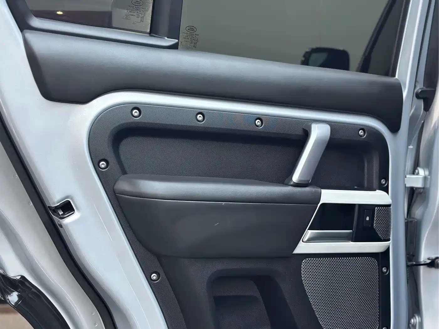 Land Rover Defender 2021 110 P400 X-DYNAMIC HSE фото 11