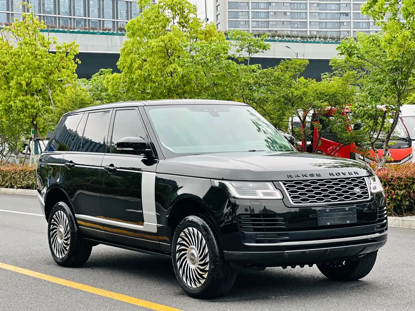 Land Rover Range Rover 2019 3.0 SCV6 Heritage Edition фото 3