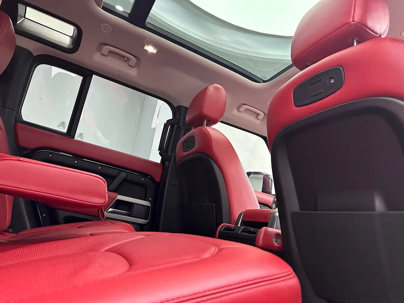 Land Rover Defender 2021 110 P400 SE фото 12