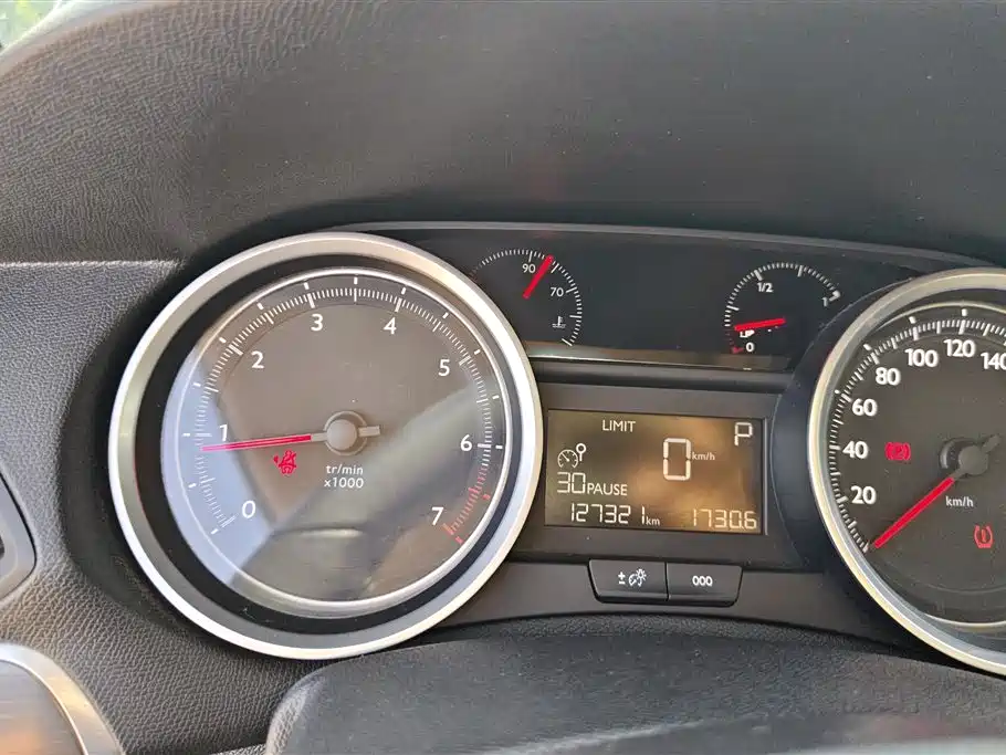 Peugeot 408 2015 Model 1.2T Automatic Luxury Edition фото 14