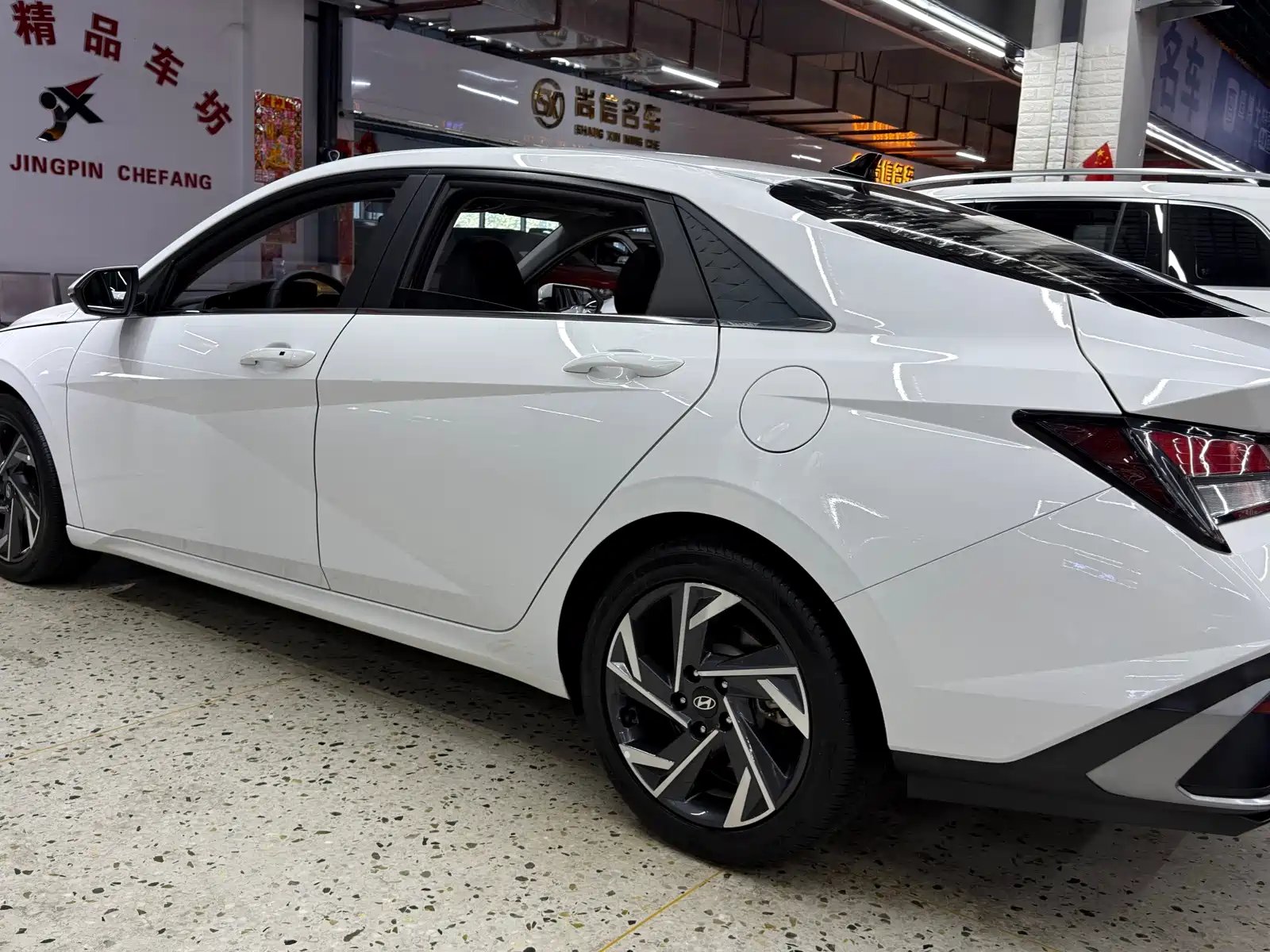Фото 6 - Hyundai Elantra