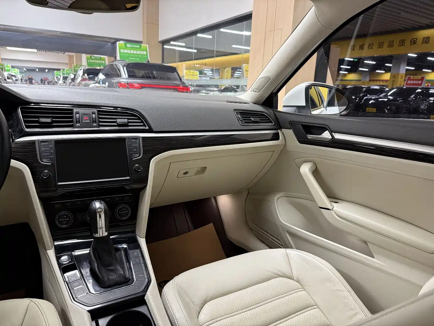 Volkswagen Lamando 2017 280TSI DSG Luxury Edition фото 8