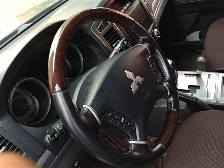 Mitsubishi Pajero (Import) 2019 3.0L Automatic Premium Edition фото 15