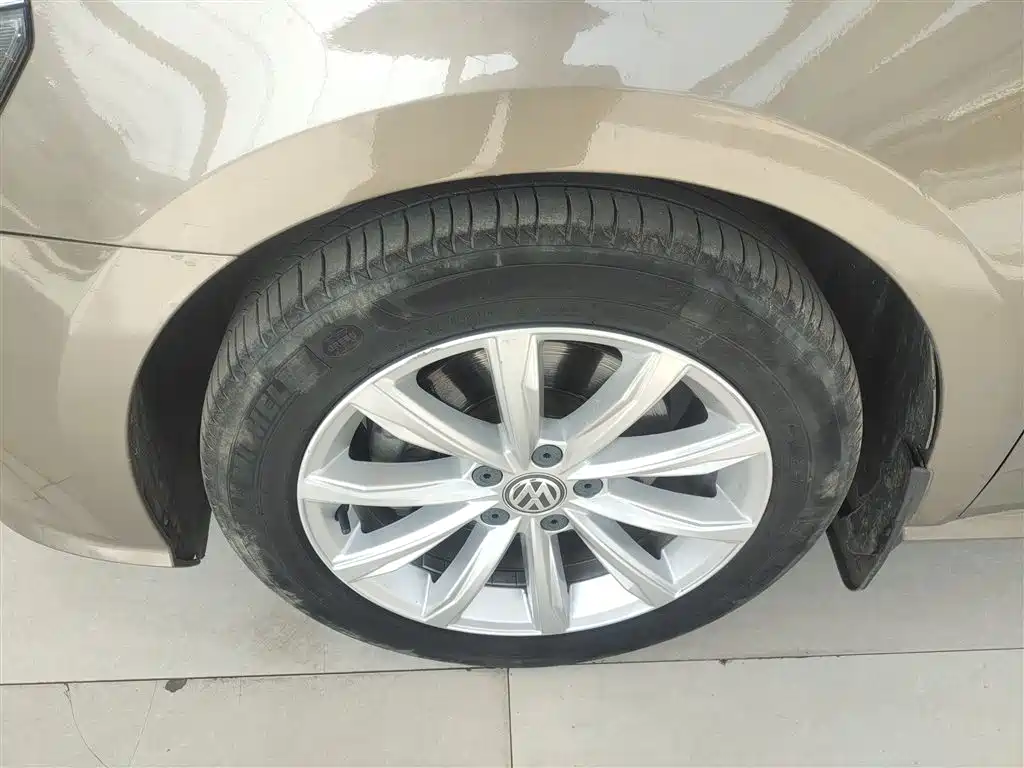 Volkswagen Passat 2017 330TSI DSG Luxury фото 23